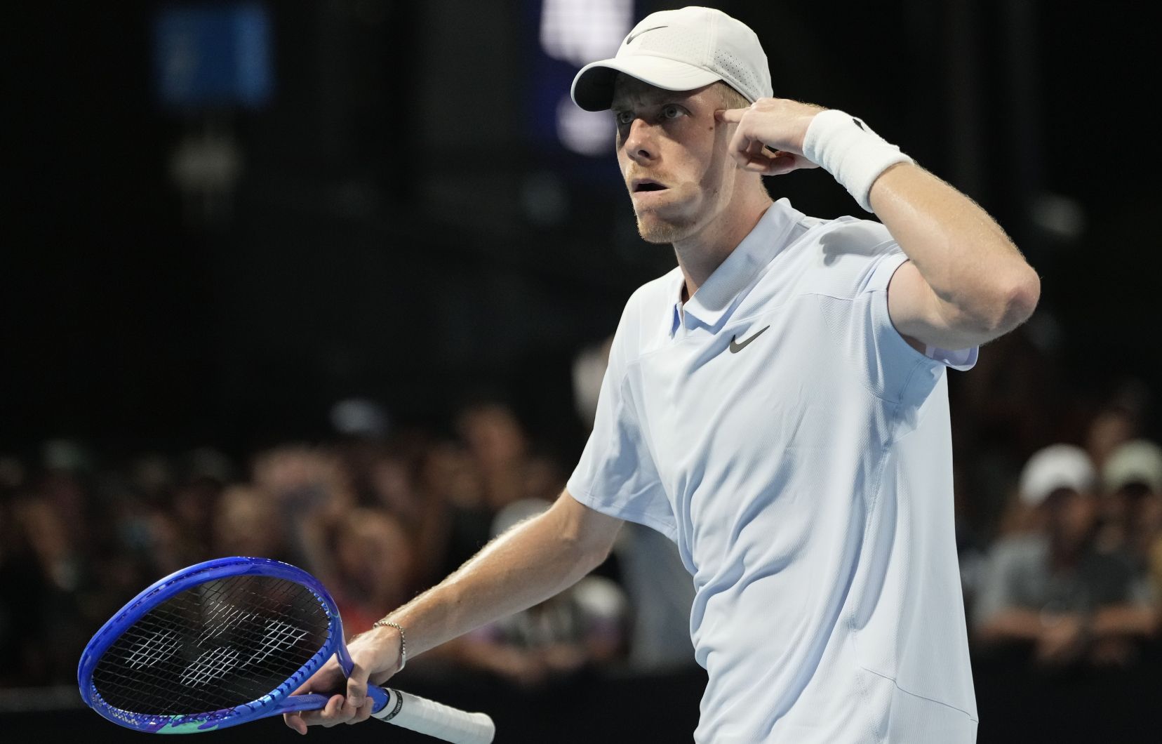 Denis Shapovalov célébrant sa victoire contre Roberto Bautista-Agut le mardi 14 janvier 2024.