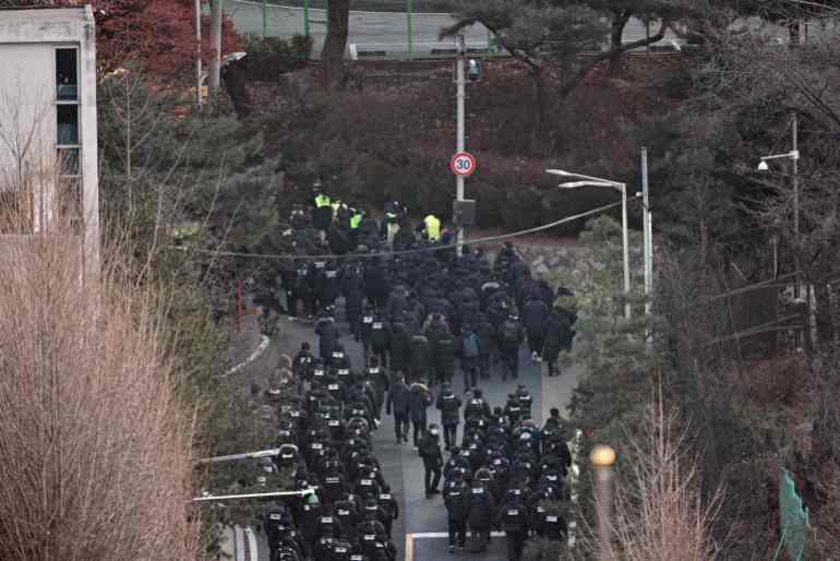 Enquêteurs et police lors de l'arrestation de Yun Suk-yeol