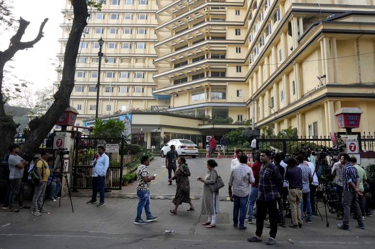 Journalistes devant l'hôpital Lilavati où Sef Ali Khan a subi une chirurgie après avoir été poignardé