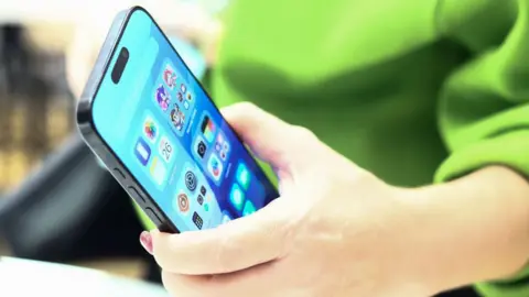 Apple iPhone 16 dans un magasin à Cracovie, Pologne, le 26 septembre 2024