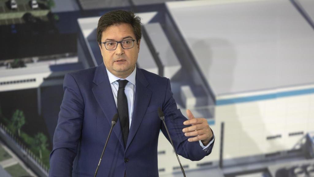 Le ministre pour la Transformation Digitale et de Fonction Publique, Óscar López, lors de sa visite au futur Centre Interuniversitaire de Microélectronique (IMEC).