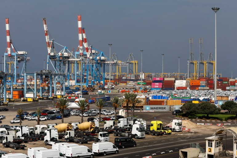 Navires à l'extérieur des ports israéliens
