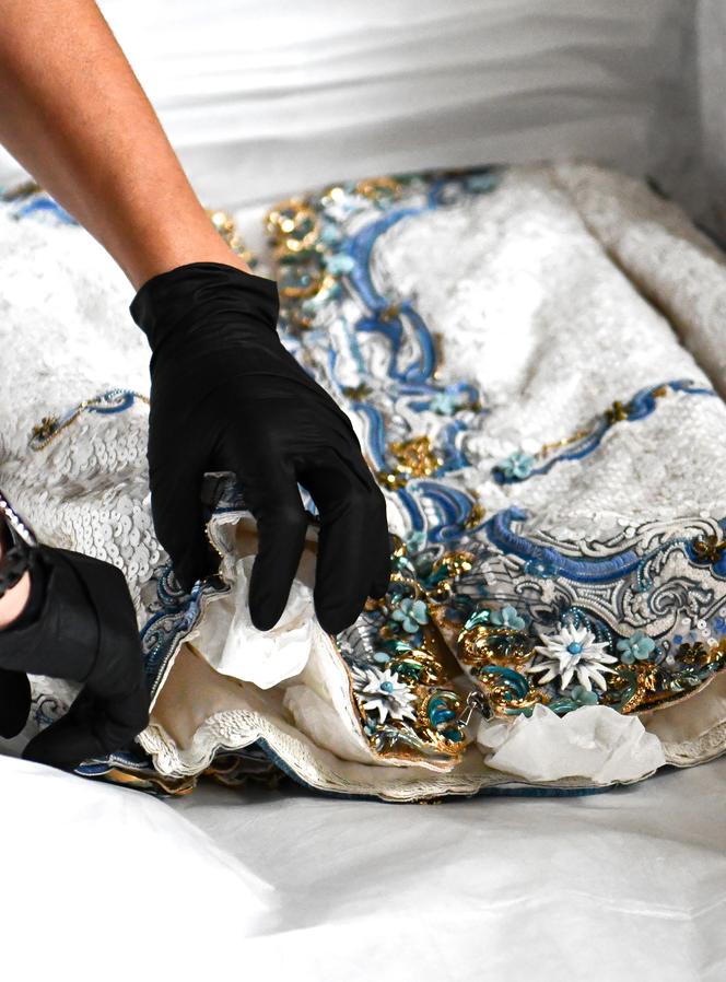 Veste Chanel, collection haute couture printemps-été 2019, présentée dans l’exposition au Musée du Louvre.