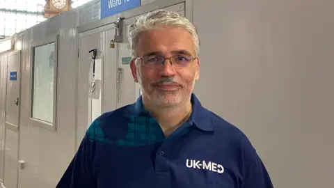 David Anderson portant un polo UK-MED