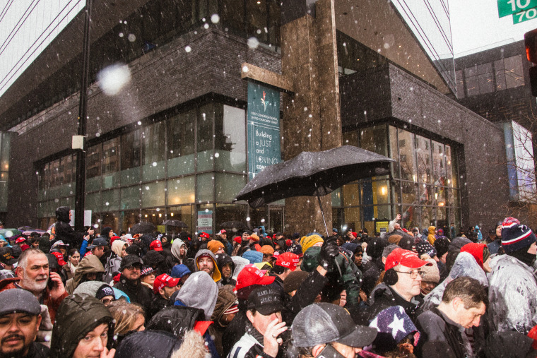 Des milliers de personnes se rassemblent devant la Capital One Arena dans l'espoir d'assister à un rassemblement de Trump le 19 janvier 2025.