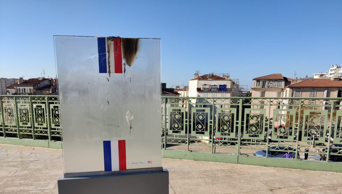 La stèle avait été en partie brûlée, depuis elle a été remplacée