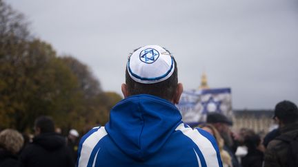 Un homme portant une kippa lors d'une marche contre l'antisémitisme à Paris, le 12 novembre 2023. (MAGALI COHEN / HANS LUCAS / AFP)
