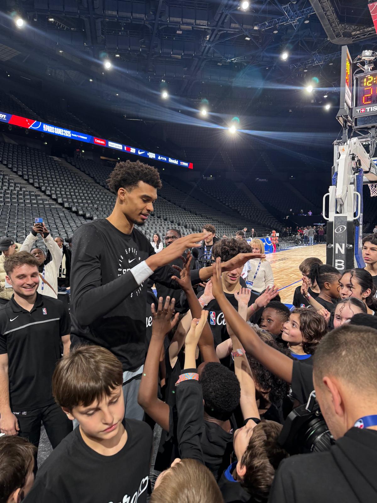 Wembanyama avec les jeunes de Nanterre