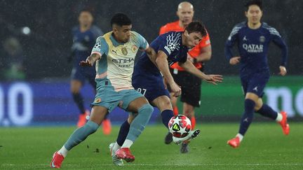 Joao Neves du PSG bataille avec Savinho