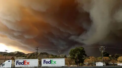 Image de Reuters montrant de la fumée provenant de l'incendie