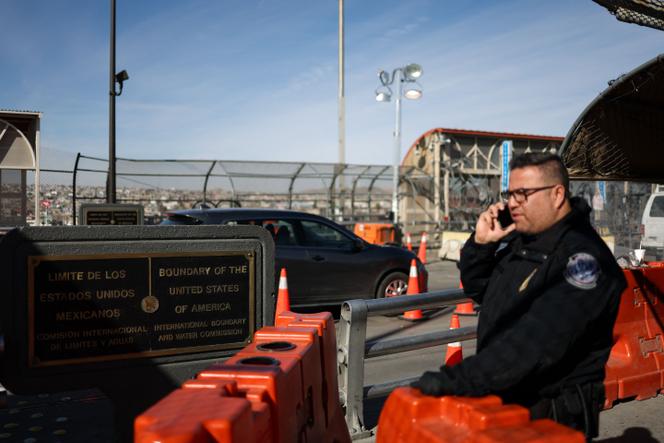 Un agent frontalier se tient à la frontière entre les Etats-Unis et le Mexique à El Paso, au Texas, le 22 janvier 2025.