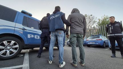 Des policiers italiens en pleine opération à Rome. (HANDOUT / POLIZIA DI STATO)