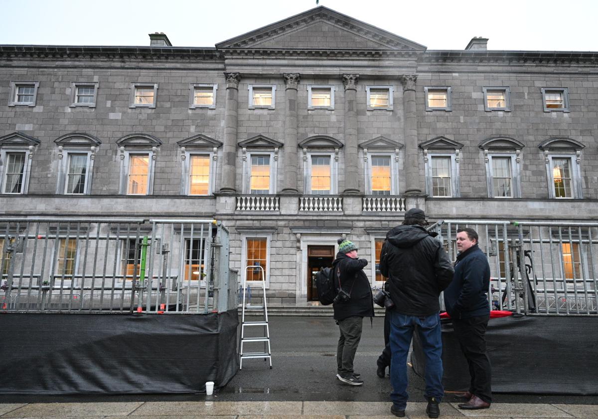 Miembros de la prensa esperan ante el Parlamento irlandés a la espera de la elección del Taoiseach