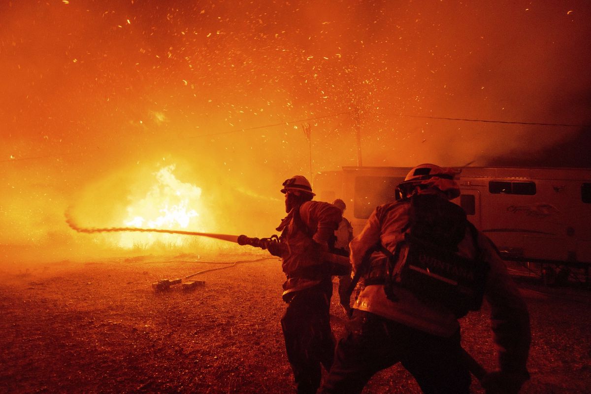 Pompiers luttent contre l'incendie de Hughes à Castaic, Californie, le 22 janvier 2025.