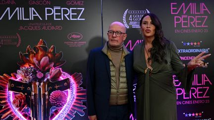 Jacques Audiard et Karla Sofia Gascon lors du tapis rouge d'Emilia Perez à Bogota le 17 janvier 2025 (RAUL ARBOLEDA / AFP)