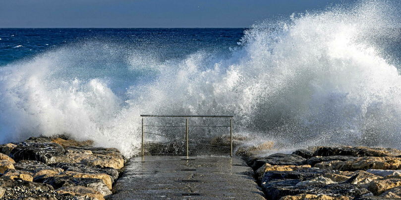 Les vents pourront dépasser parfois 80 à 90 km/h sur le littoral breton ou normand.