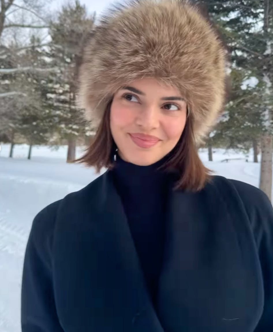 Kendall Jenner greift zwar nicht zu einem ähnlichen Modell wie Melania Trump – aber zum Hut.