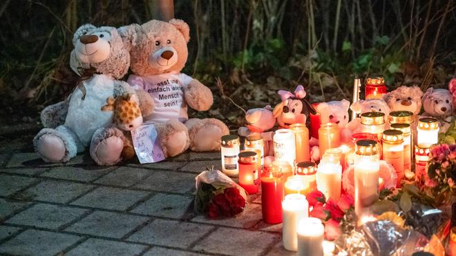 Attacke in Park: Jemand hat Teddybären neben die Kerzen gesetzt.