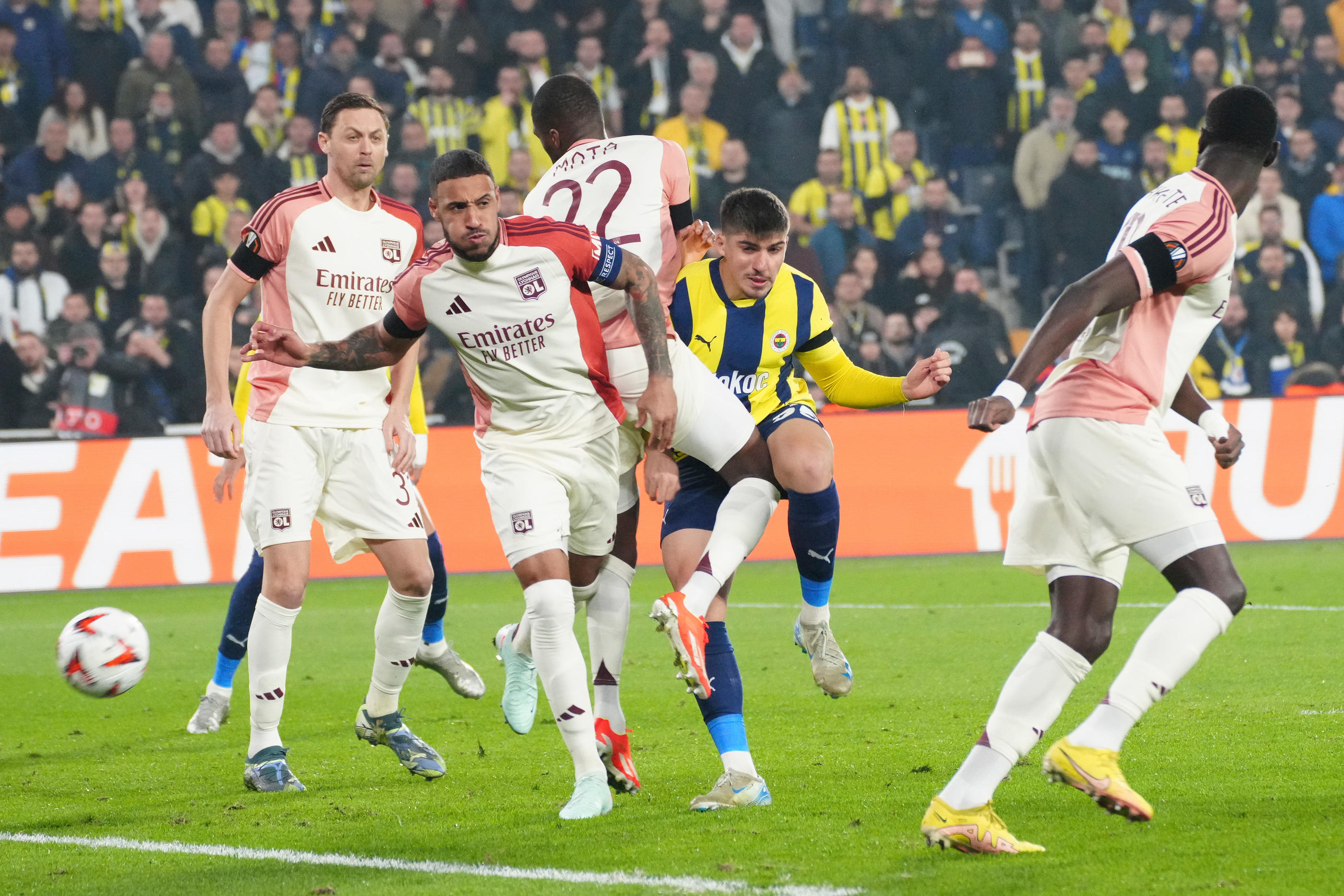 Nemanja Matic, Malick Fofana, Clinton Mata et les Lyonnais se sont bien accrochés à Fenerbahçe.