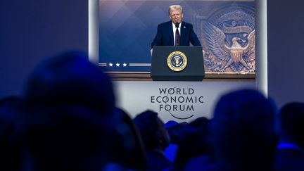 Donald Trump s'exprime en visioconférence devant les patrons réunis à Davos en Suisse, le 23 janvier 2025. (FABRICE COFFRINI / AFP)