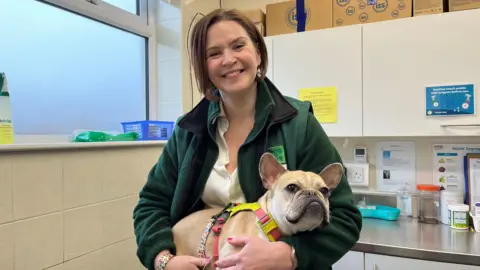 Lindsay Fyffe-Jardine, directrice générale du refuge d'Édimbourg, avec Lady Ruby, une bulldog français.