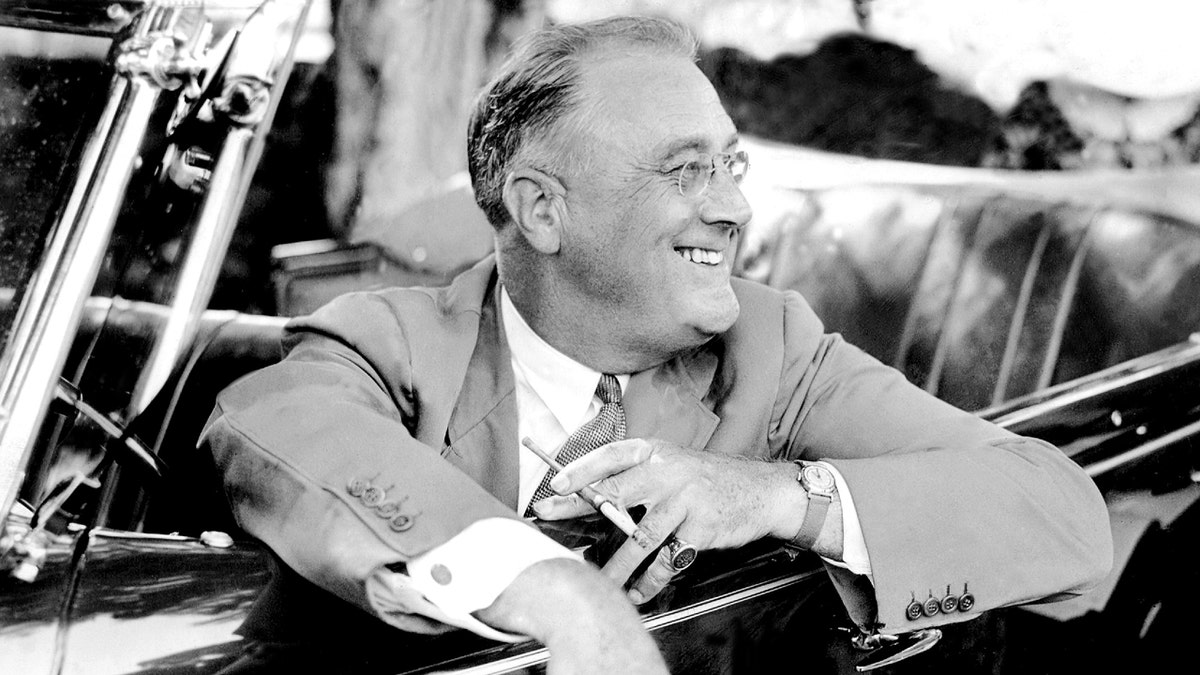 Franklin D. Roosevelt souriant dans une voiture