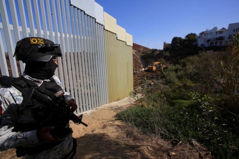 Un agent de sécurité mexicain en patrouille près de la frontière américaine