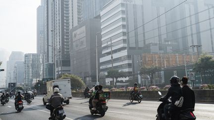 Des automobilistes circulent dans les rues de Bangkok, en Thaïlande, le 22 janvier 2025. (ANUSAK LAOWILAS / NURPHOTO / AFP)