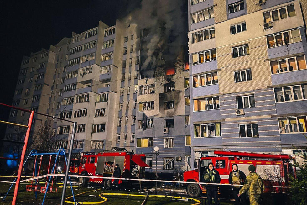 Photo fourie par les services d'urgence ukrainiens, le 24 janvier 2025, de secouristes sur le site d'une frappe de missiles russes dans la région de Kiev