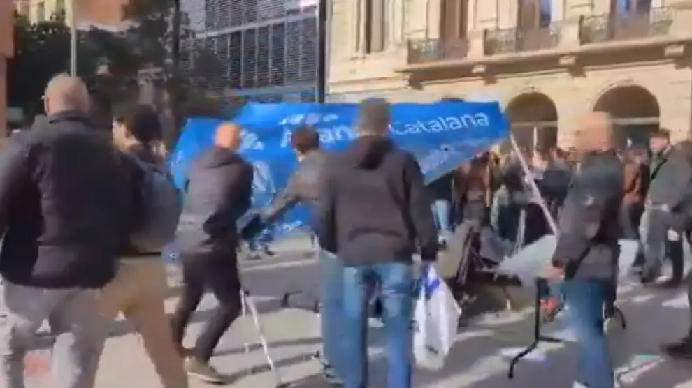 Aliança Catalana dénonce le saccage d'une tente à Barcelone, avec un homme blessé
