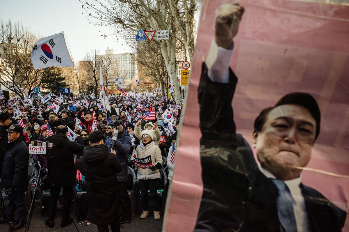 Des partisans du président sud-coréen destitué Yoon Suk Yeol manifestent près de la Cour constitutionnelle à Séoul.