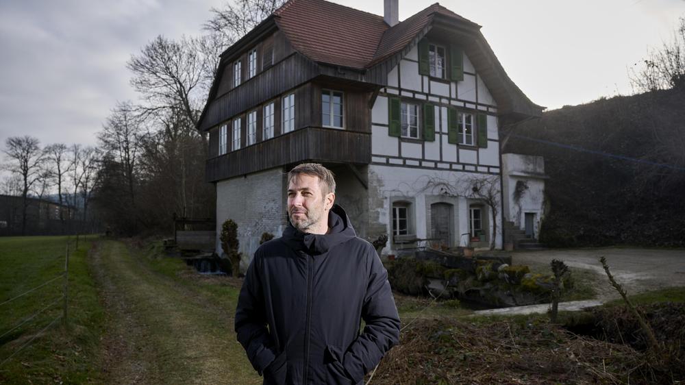 Simon Baumann, 45 ans, devant sa maison héritée à Suberg