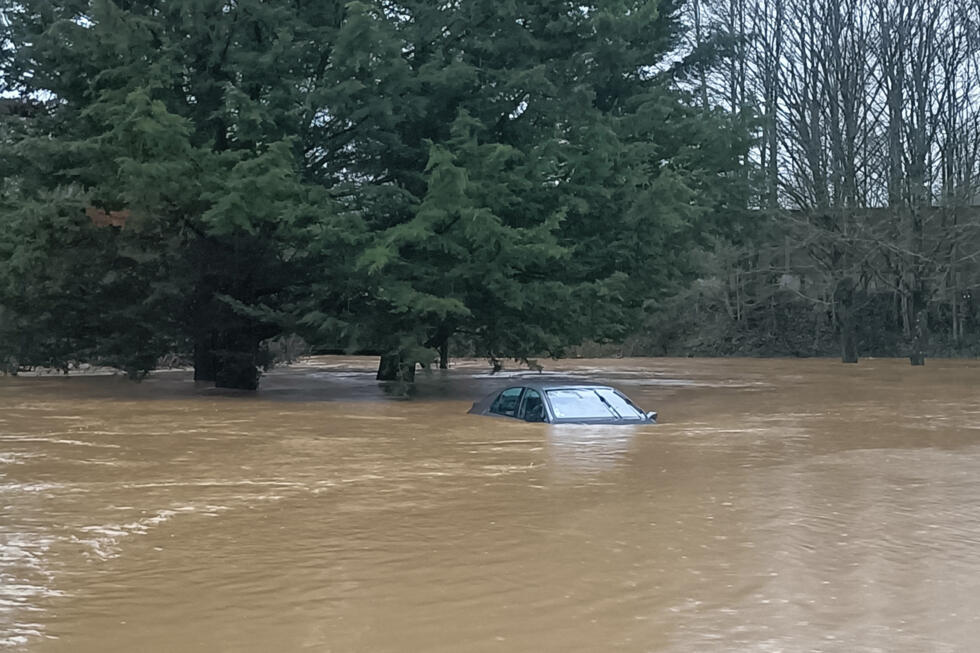 Une voiture sous les eaux après une montée du niveau de la Flûme à Pace, en Ille-et-Vilaine, samedi 25 janvier 2025.