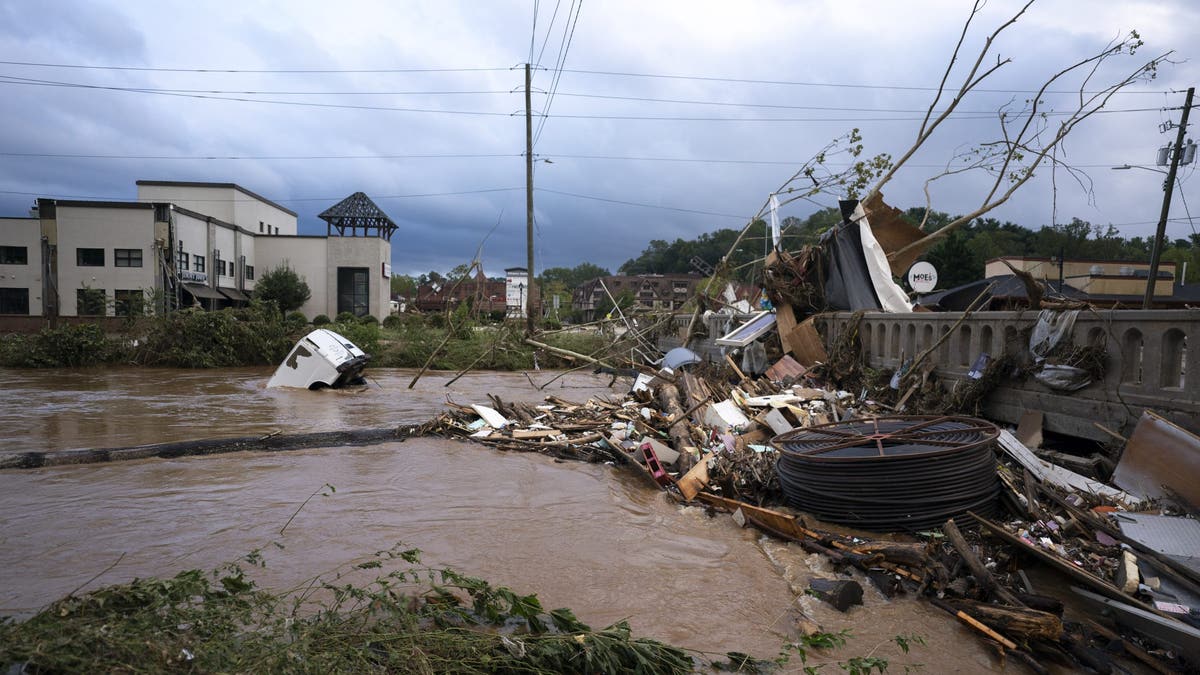 Un véhicule flottant dans les eaux d'inondation à Asheville après l'ouragan Helene