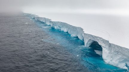 Vue aérienne de l'iceberg A23a dans les eaux de l'océan Austral au large de l'Antarctique le 14 janvier 2025. (IAN STRACHAN / EYOS EXPEDITIONS / AFP)