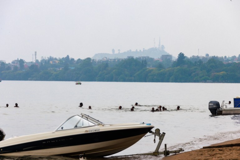 Enfants jouant dans le lac Kivu au Rwanda, près de la frontière avec la RDC