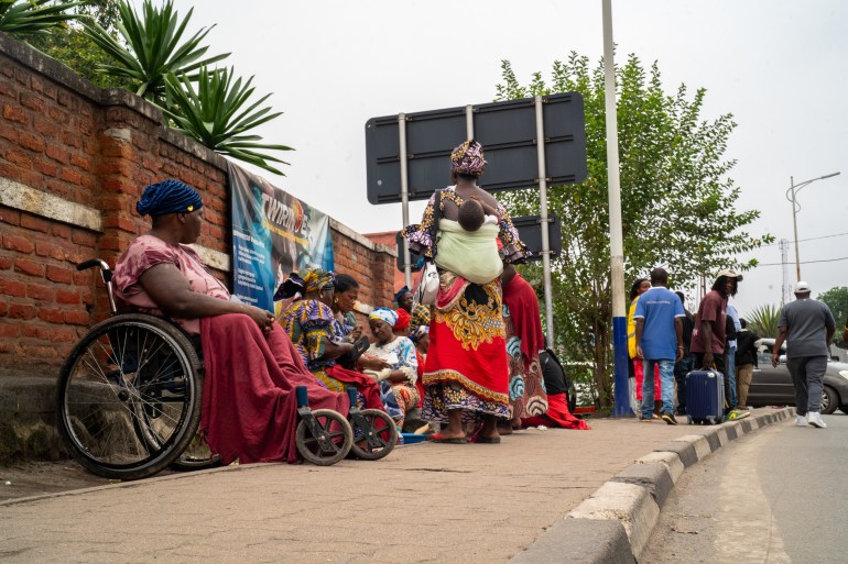 Des familles congolaises ayant traversé la frontière parmi les vagues de réfugiés entrant au Rwanda