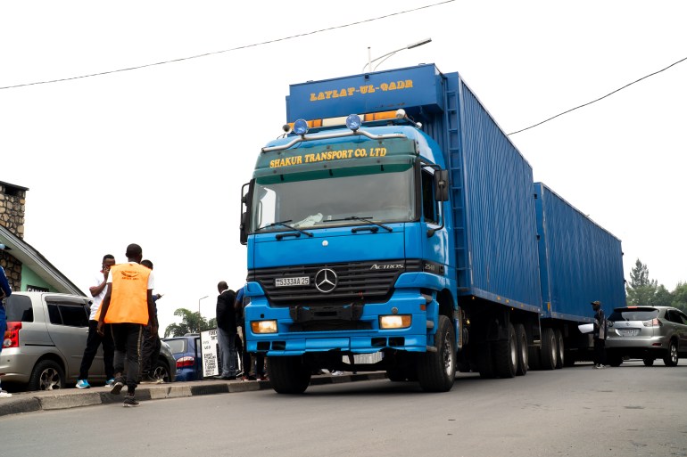 Camions de marchandises traversant le point de douane du Congo vers le Rwanda