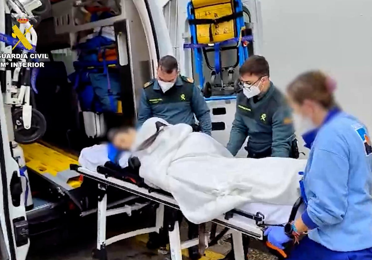 Imágenes del traslado en ambulancia de la mujer auxiliada
