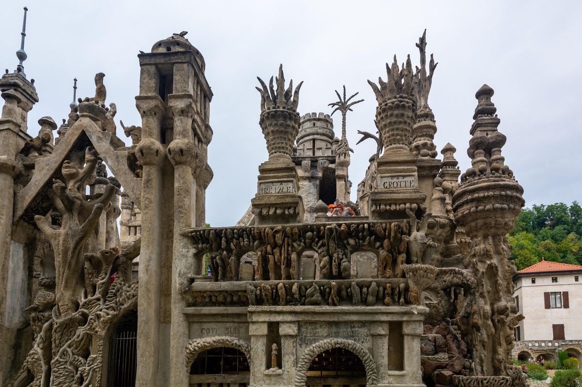 Le palais idéal du facteur Cheval à Hauterives, France, une œuvre architecturale unique avec des ornements élaborés.