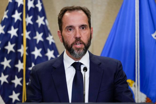 Le procureur spécial américain Jack Smith s’adresse aux médias au sujet de l’inculpation de Donald Trump, dans un bureau du ministère de la justice à Washington, le 1er août 2023.