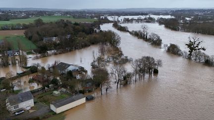 Une vue aérienne montre des maisons inondées après la crue de la rivière Vilaine, à Guipry-Messac (Ille-et-Vilaine), le 27 janvier 2025. (DAMIEN MEYER / AFP)