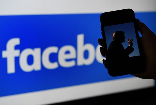 Donald Trump devant le logo Facebook. Le 4 mai 2021.