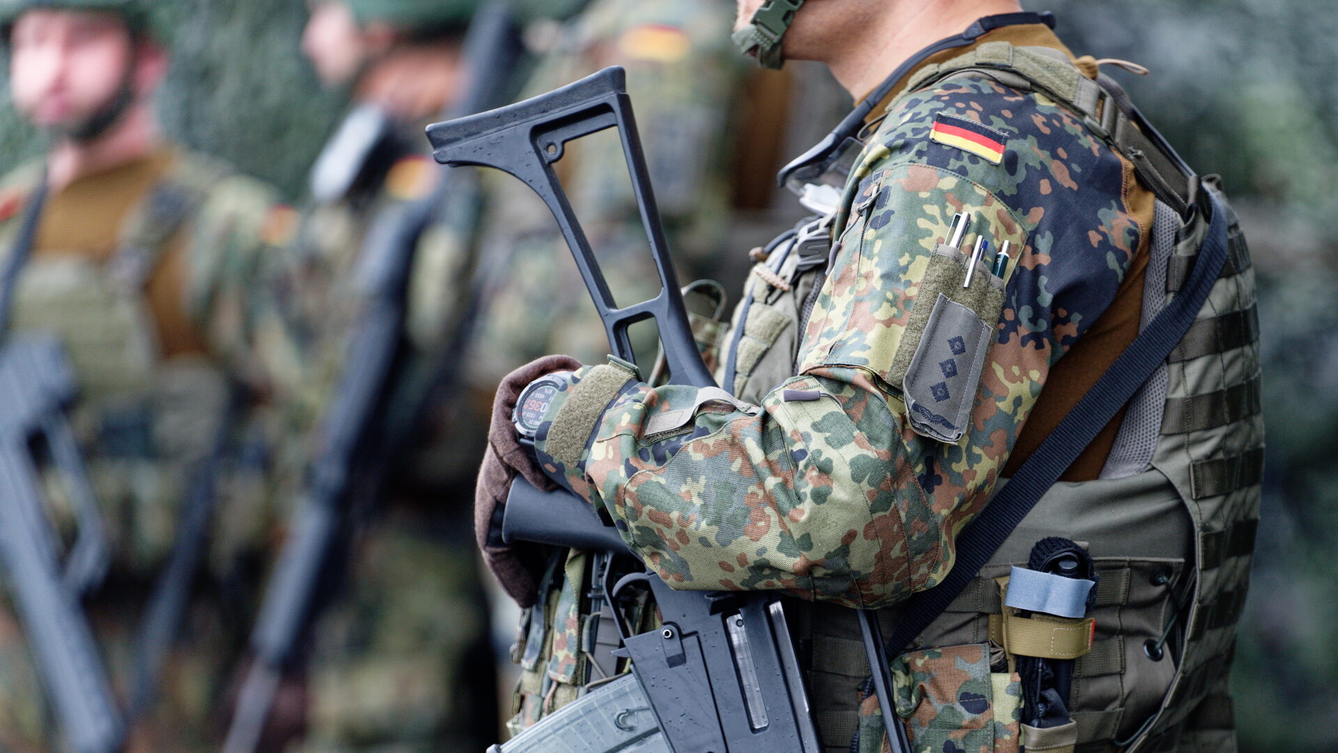 Soldats de la Bundeswehr en uniforme et armés