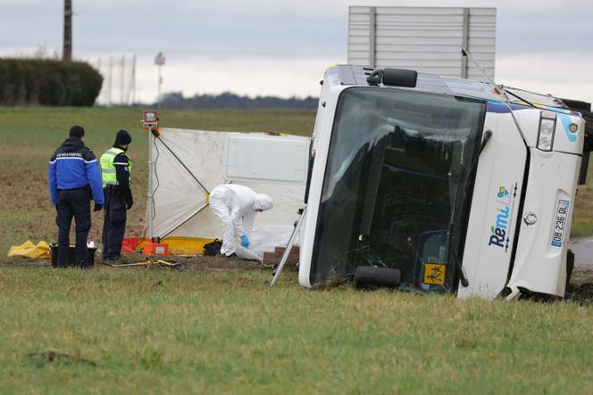 Des gendarmes et des secouristes sont mobilisés sur le site d’un accident de car scolaire, à Jallans, près de Châteaudun, le 30 janvier 2025.