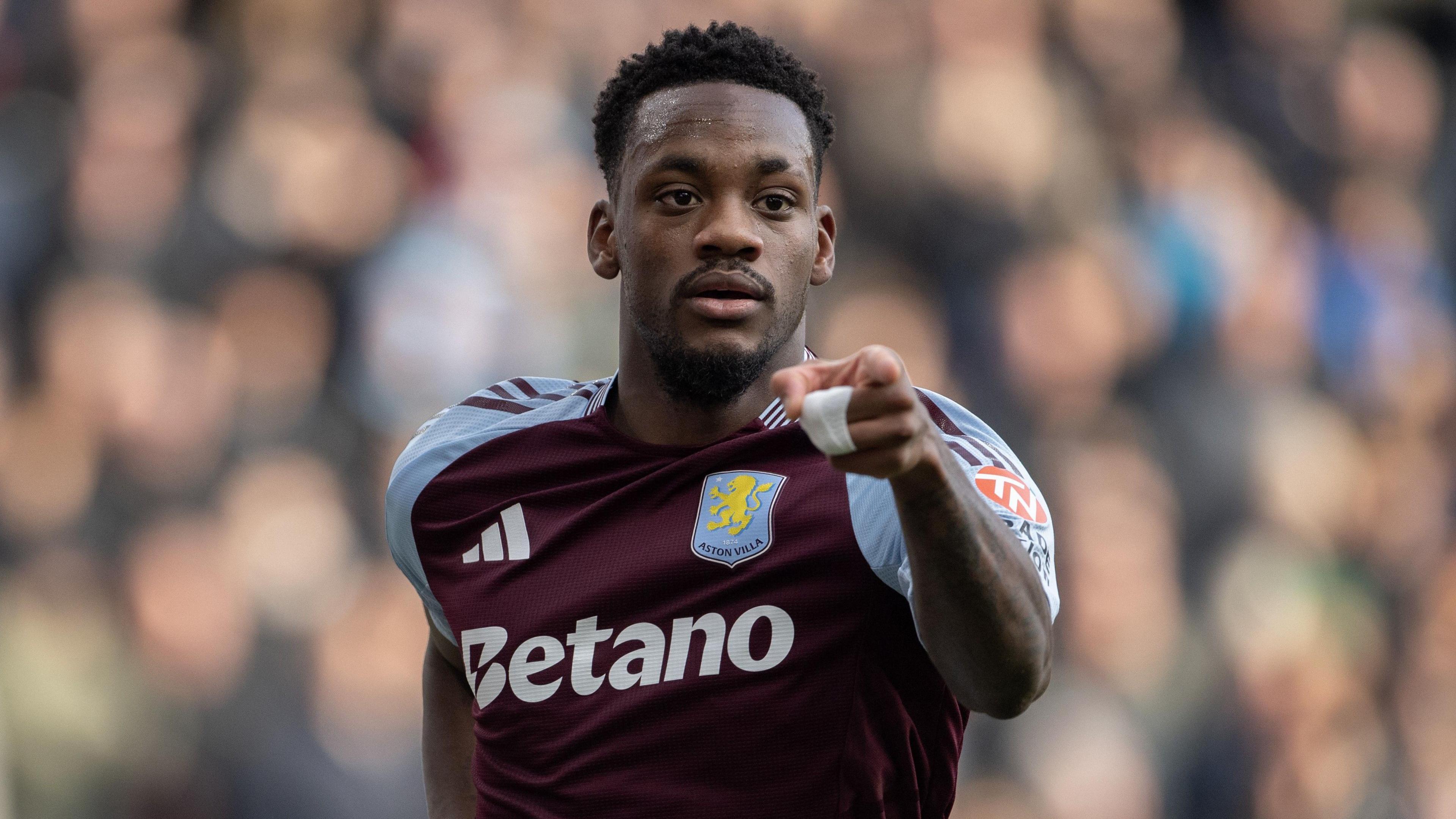 Jhon Duran célèbre un but contre Manchester City