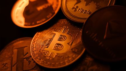 Des pièces représentant des cryptomonnaies. Image d'illustration. (JAKUB PORZYCKI / NURPHOTO)