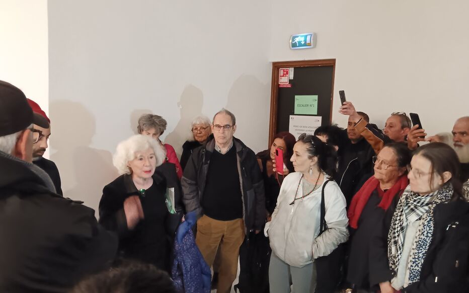 Nanterre (Hauts-de-Seine), vendredi 31 janvier. La présidente de l'association Euro Palestine, Olivia Zémor (à gauche), a pris la parole devant la centaine de personnes venues soutenir les deux militants.