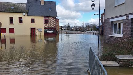 Une rue inondée à Guichen Pont-Réan (Ille-et-Vilaine), le 30 janvier 2025. (ROMAIN LEROUX / MAXPPP)