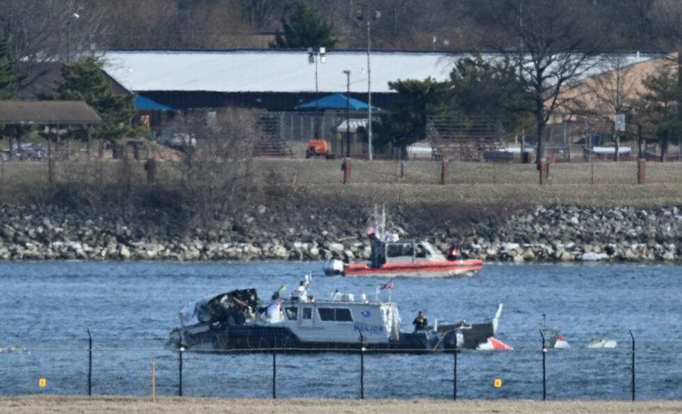 Les secouristes recherchent des corps après une collision en plein vol entre un avion et un hélicoptère à Washington.
